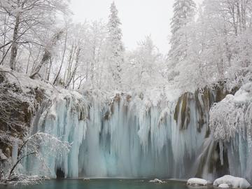 Зимата връхлетя Хърватия, обявен е червен код за опасно време