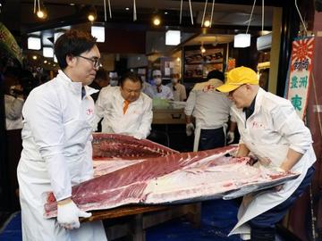 Риба тон, тежаща 243 килограма, бе продадена за рекордните $3,2 млн.