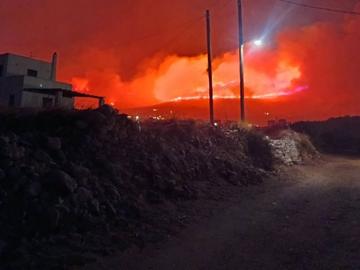 Огромен пожар пламна на гръцкия остров Парос, започна евакуация