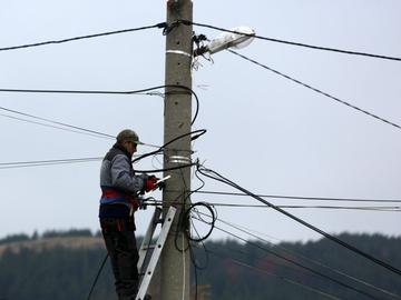 Дете се бори за живот след токов удар от електрически стълб в Етрополско