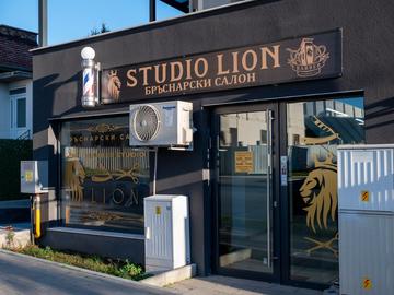 Studio Lion се намира на ул. „Перуника“ 2 в Шумен (до зала „Арена Шумен“)