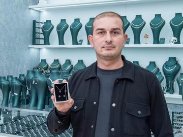 MODA SILVER празнува 1 година в Шумен, подарява луксозен комплект Van Cleef