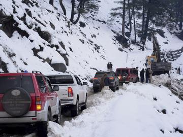 Силен снеговалеж блокира много коли по пътя към Пампорово