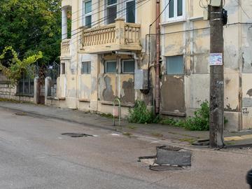 Къщата на ул. "Тича" 10 от години се облива с вода от локвата пред нея