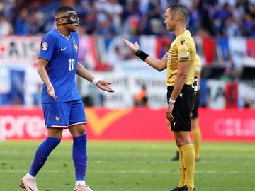 И маскираният Мбапе не помогна: Нов неубедителен мач остави Франция втори в групата