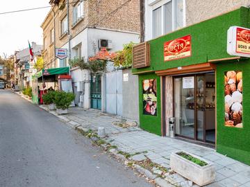 Магазинът се намира на ул. „Хан Крум“ 9А (под Цветния пазар).