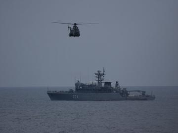Кораб потъна в Черно море, румънски военен хеликоптер издирва трима моряци