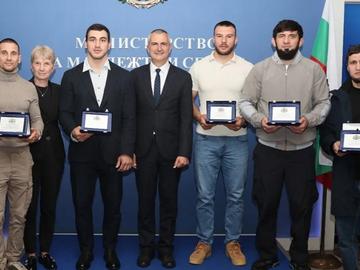 Спортният министър награди медалистите от Европейското по борба