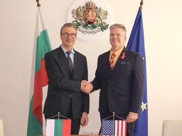 Трайков обсъди удължаване на дерогацията за "Лукойл Нефтохим" с американския посланик