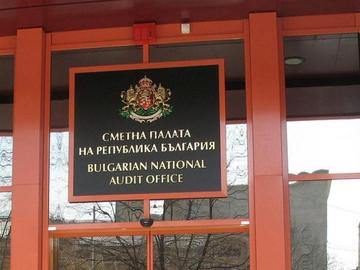 Бельо, туристически обувки и клинове като „работно облекло“: Сметната палата с тежки констатации за НФК