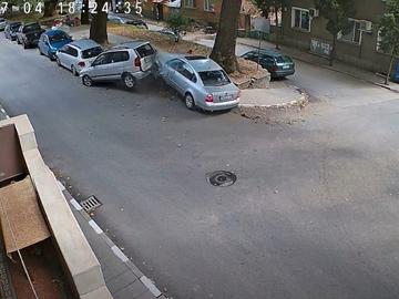 Млад шофьор се вряза в три паркирани автомобила в Асеновград