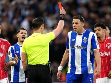 Ранен червен картон обрече Порто, ще има английски дуел на бивши европейски крале