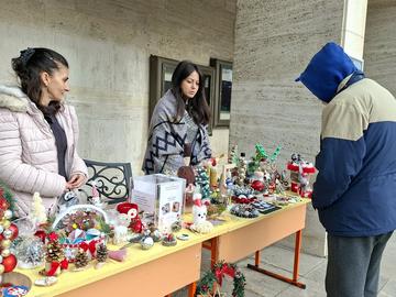 Деца от Шумен подредиха благотворителен базар в помощ на 7-годишния Ангел