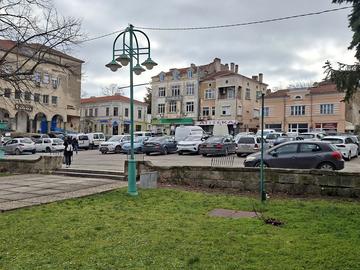 Според предписанията на НИНКН за опазване на културния паметник, площадът пред читалището, който сега е паркинг, трябва да върне площадната си функция.