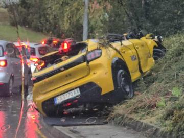 Зрелищна катастрофа на "Цариградско", кола излетя от мост