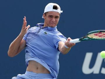 Александър Василев пропиля два мачбола и започна със загуба тенис финалите при юношите