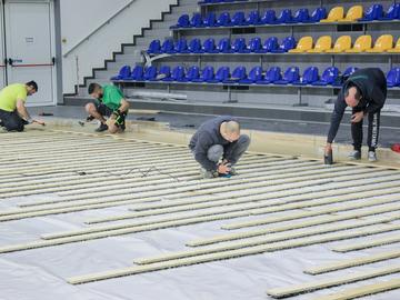 Започна  подмяната на паркета в зала "Арена Шумен"