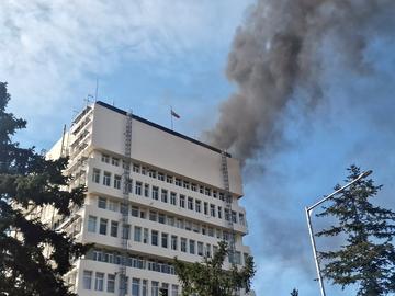 Работници подпалиха покрива на Община Разград