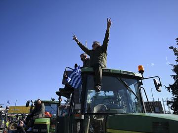 Гръцки фермери потеглиха с трактори към Атина за протест с искане за подкрепа от правителството