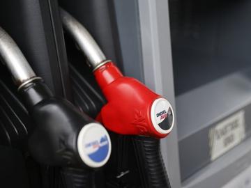 Рязко поскъпнаха горивата в Гърция - до и над 2 евро за литър