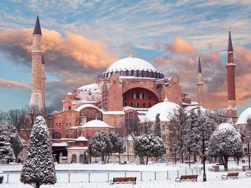 Сняг валя в Истанбул навръх Нова година