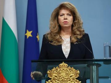 Йотова обясни защо е избрала Гюров, готова е да насрочи избори за 19 април при спазен срок