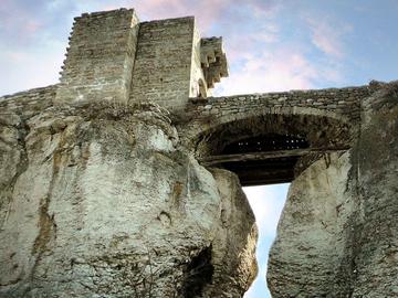 Пиян турист полетя от Лобната скала на Царевец в пропастта, но по чудо оцеля