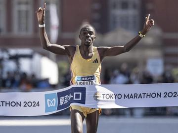 Бенсън Кипруто спечели маратона на Токио при мъжете, Сутуме Асефа Кебеде триумфира при жените