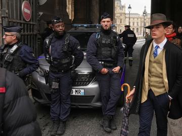 Разкриха самоличността на мъжа с шапка "Федора" пред Лувъра в деня на обира