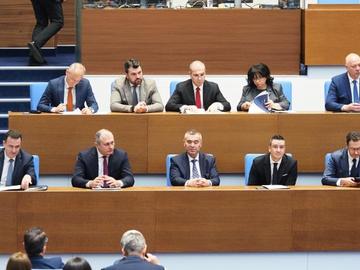 Шести вот на недоверие: Депутатите в спор трябва ли да падне правителството