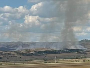 Голям пожар избухна над бургаския квартал Банево