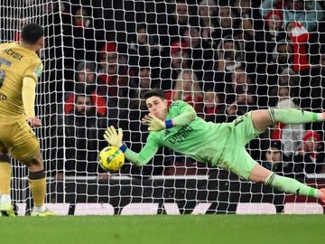 Драма с дузпи класира Арсенал за финалната четворка в "Карабао Къп"