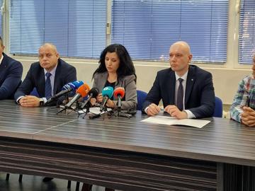 Полицейската съпруга е убита от бившия приятел на дъщеря й, а синът й спял в съседна стая