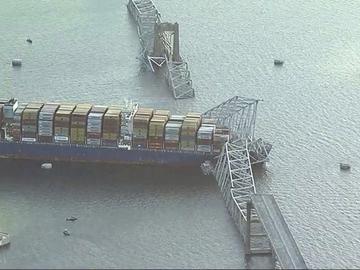 Най-малко 7 души се издирват след рухването на моста в САЩ, в който се удари товарен кораб