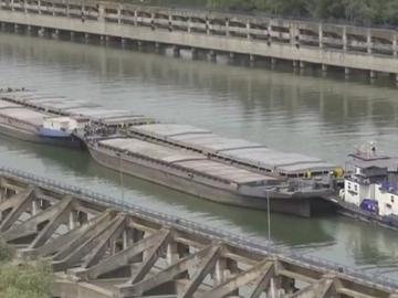 Румъния потапя четири шлепа в Дунав, за да спаси АЕЦ "Черна вода"