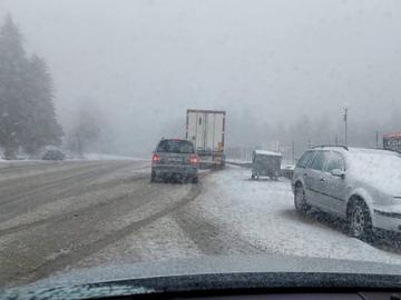 Зимата се върна за 1 май, на Петрохан, в Родопите, на Боровец и Беклемето побеля