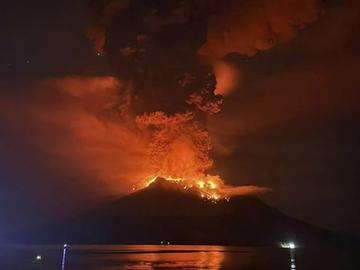 Индонезия издаде предупреждение за цунами след изригването на вулкана Руанг
