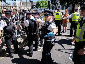 Над 70 поддръжници на забранена пропалестинска група бяха арестувани на протести в Англия и Уелс