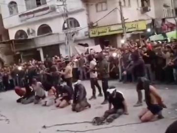 Ужасяващи кадри показват как Хамас публично екзекутира хора