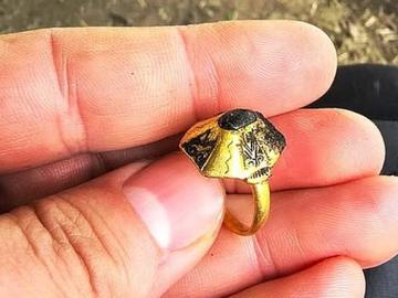 Археолози откриха изящен златен пръстен при разкопките на Трапезица