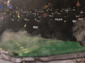 Маскирани хвърляха бомбички и запалиха кофи в опит да стигнат до сградата на ДПС-НН