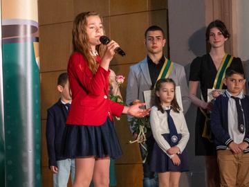 Третокласничката Кристияна Енчева изпя „Една българска роза".