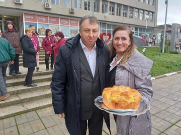 Посрещане с пита. Снимка: Пресцентър на Община Шумен