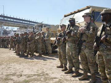 Тексас изгражда военна база на границата с Мексико за справяне с миграцията