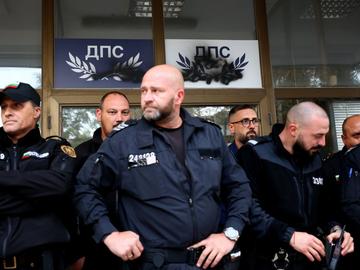 С яйца и бомбички приключи вторият протест на БОЕЦ пред централата на ДПС-НН