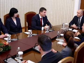 Радев връчва първия мандат за съставяне на правителство след Нова година