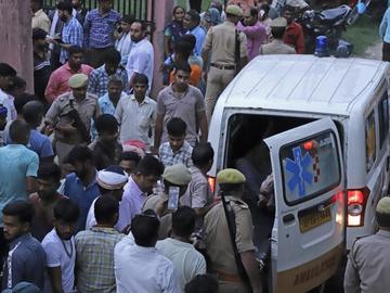 Повече от 100 души загинаха при блъсканица в Индия