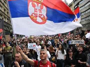 Висш полицейски служител в Сърбия заведе дело срещу студентка заради твърдения за полицейско насилие