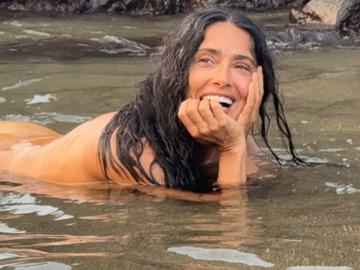 Салма Хайек отпразнува 60-ия си рожден ден гола в морето