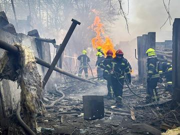 Русия потопи в мрак Одеса и удари жилищен блок, Полша затвори летищата си